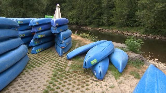 Kayaks à l'arrêt sur l'Ourthe