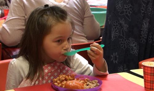 Projet-pilote: repas chauds et gratuits pour les petits