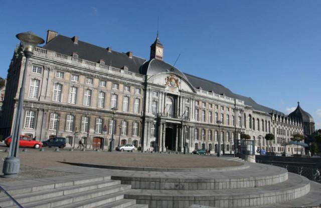 Un individu boute le feu à la porte d'entrée du Palais provincial de Liège