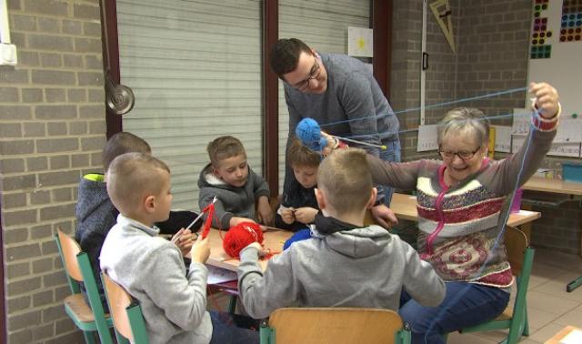 Des Mamies Tricot à l'école communale de Hermalle-sous-Huy