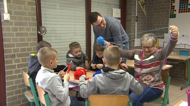 Des Mamies Tricot à l'école communale de Hermalle-sous-Huy