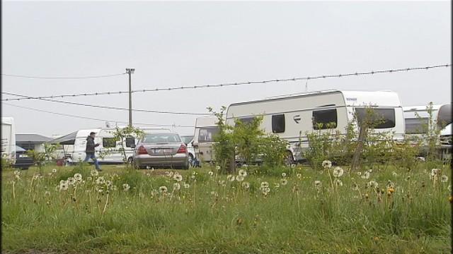 Flémalle : des gens du voyage s'installent sur le terrain de foot
