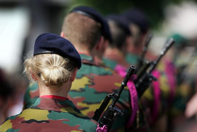 Des pop-up stores dans des centres commerciaux pour attirer les femmes dans l'armée