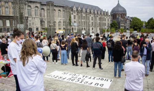 Une centaine de personnes "tournent le dos" aux autorités à Liège