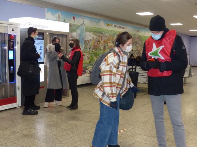Des militants PTB à la gare de Liège Saint-Lambert pour dénoncer la fermeture de guichets
