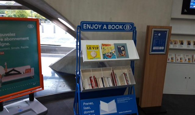 Des boîtes à livres, fabriquées à Liège, installées dans 42 gares SNCB