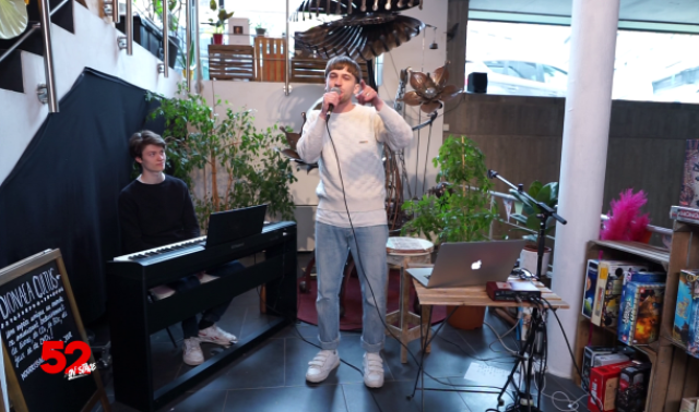 52 on stage: Zori