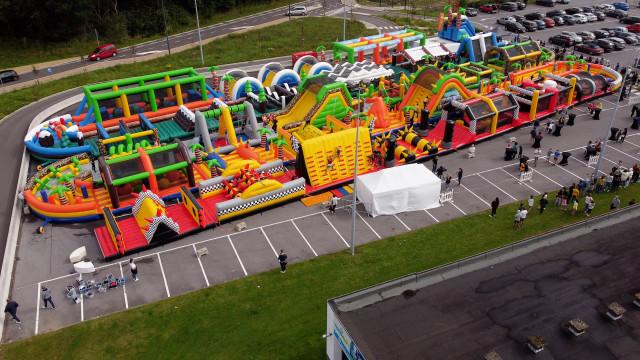 Le plus long parcours gonflable du monde sur un parking à Rocourt