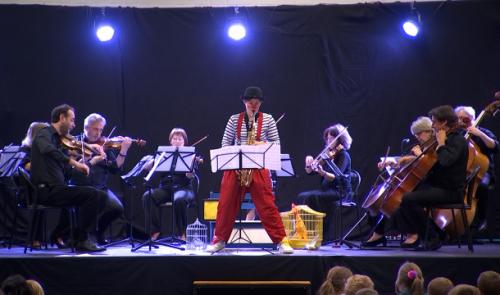 Wanze: un clown initie les enfants à la musique classique