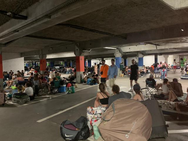 1200 festivaliers dans le parking du Kinépolis