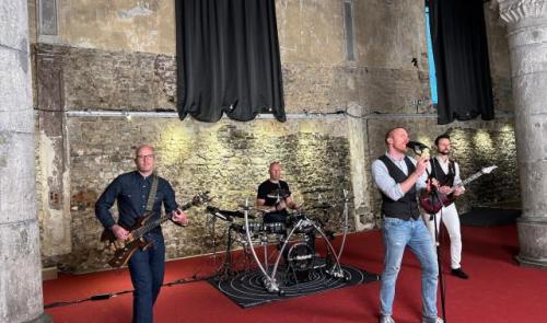 52 on stage: Warlus