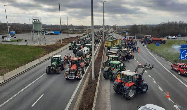 Manifestation des agriculteurs: l'E25 fermée à hauteur de Visé
