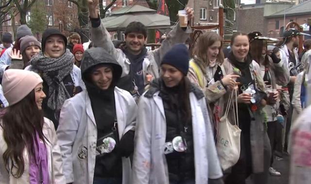 2500 étudiants défilent à Liège pour la Saint-Nicolas