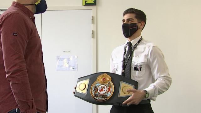 Derrière l'agent de sécurité se cache un champion de boxe