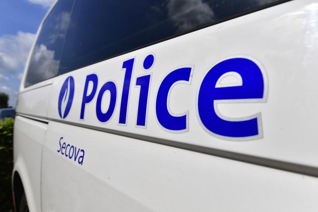 Au commissariat, il jette un ordinateur sur le policier ! 