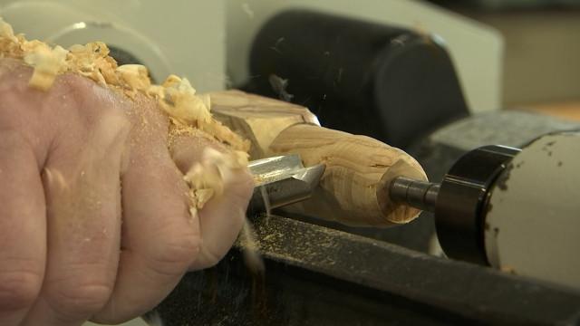 Aywaille: Tourneur sur bois, il partage sa passion