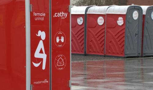 Cathy Cabine propose des urinoirs féminins pour les festivals