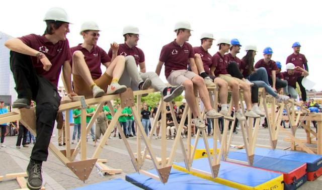 Construction de passerelles en bois devant la gare des Guillemins
