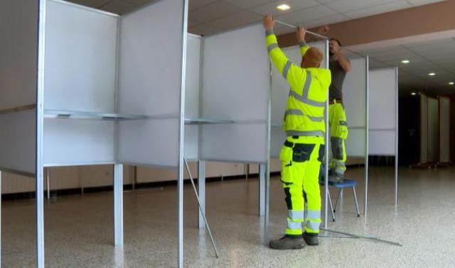 Crisnée: les isoloirs sont en cours d'installation