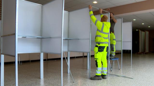 Crisnée: les isoloirs sont en cours d'installation