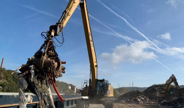 Début de l'évacuation des déchets entreposés en bord de Meuse à Engis