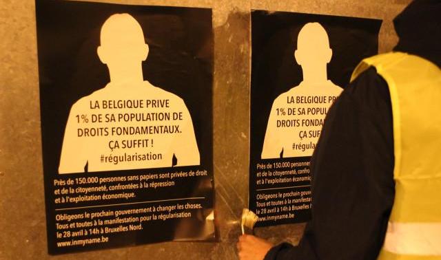 Des citoyens mènent une action d'affichage pour la régularisation des sans-papiers