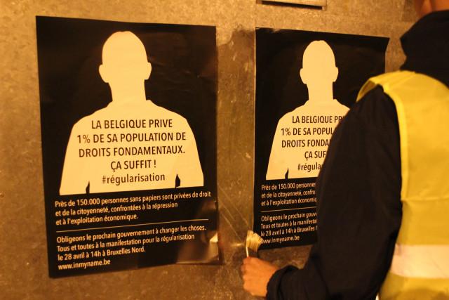 Des citoyens mènent une action d'affichage pour la régularisation des sans-papiers