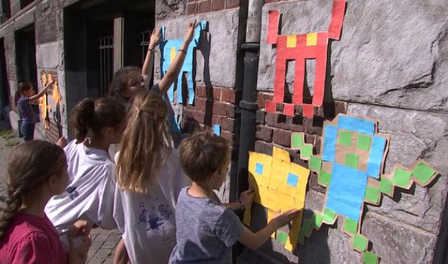 Des enfants s'adonnent au street art pendant les vacances