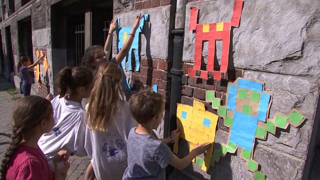 Des enfants s'adonnent au street art pendant les vacances