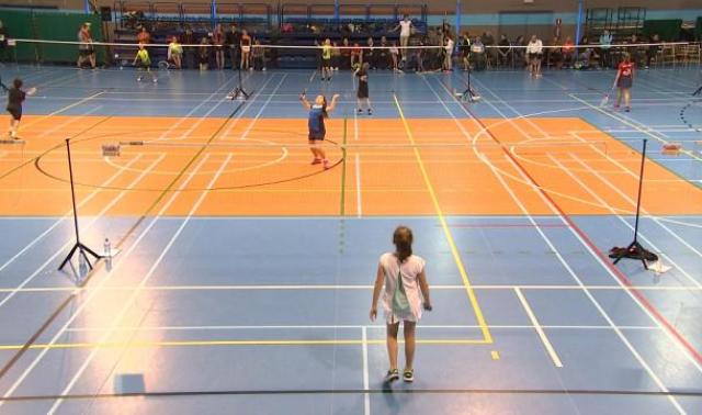 Des jeunes mordus de badminton