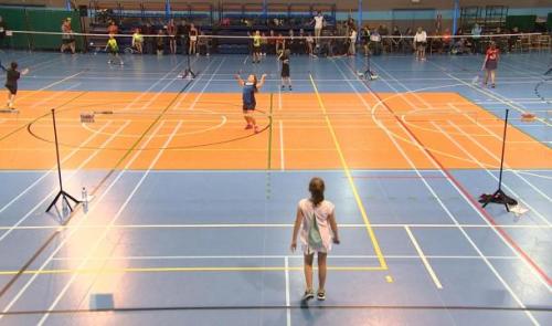 Des jeunes mordus de badminton
