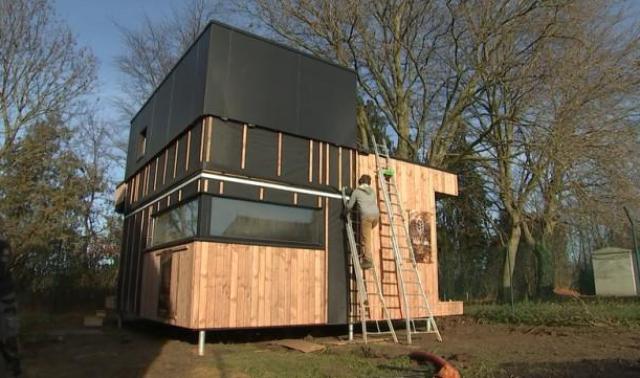 Des logements d'urgence fait de paille et de bois