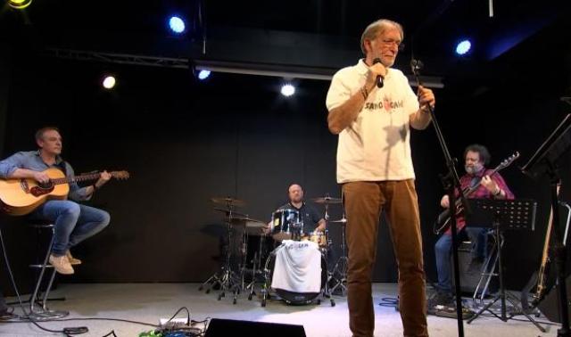 Doc Fernand, accompagné par les Sang Gain, chante sa pratique médicale.