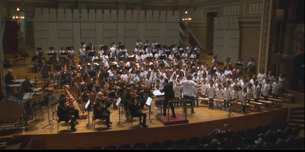El Sistema : des enfants jouent avec l'OPRL 