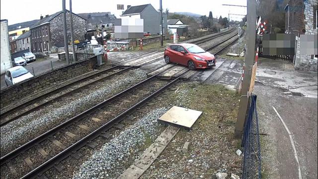 Flémalle : une voiture passe deux fois les barrières fermées du  passage à niveau