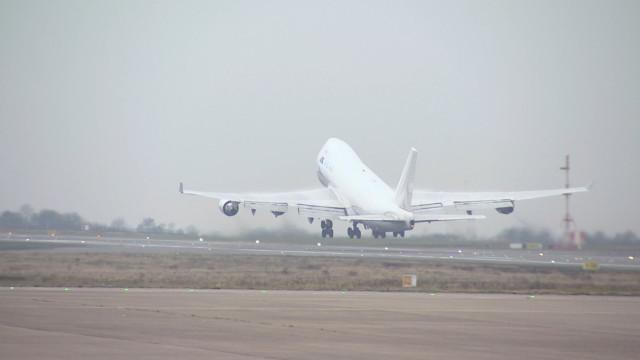 L'aéroport de Liège poursuit ses activités malgré les chutes de neige