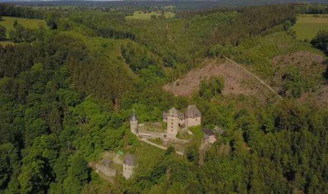 Vu du Ciel de l'été :  5 anciens  châteaux-forts féodaux