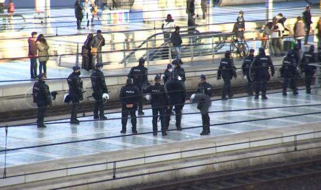 La police déploie un impressionnant dispositif anti-émeute à Liège