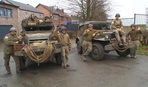 Les enfants et les véhicules US de la Bataille des Ardennes