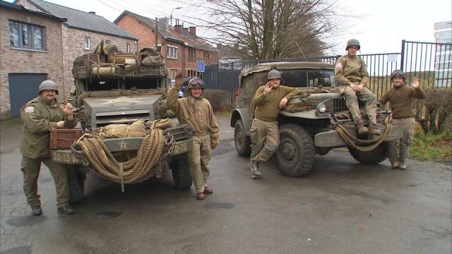 Les enfants et les véhicules US de la Bataille des Ardennes
