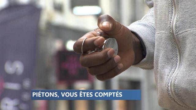 Les stewards comptent les piétons dans le centre-ville.