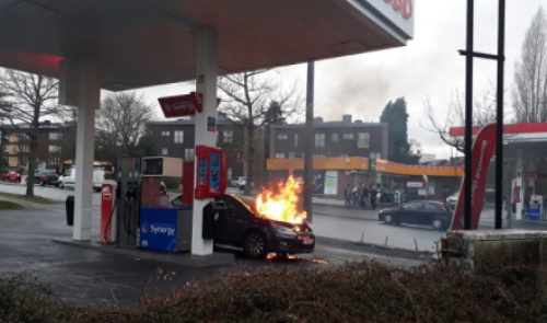 Liège: un véhicule en feu à une station essence