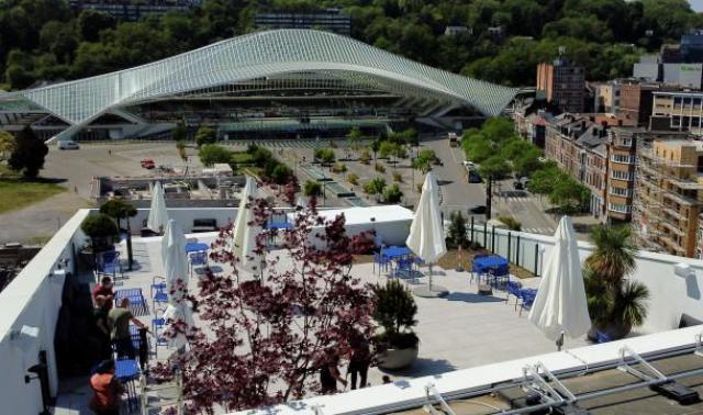On a testé le rooftop avec vue sur la gare des Guillemins