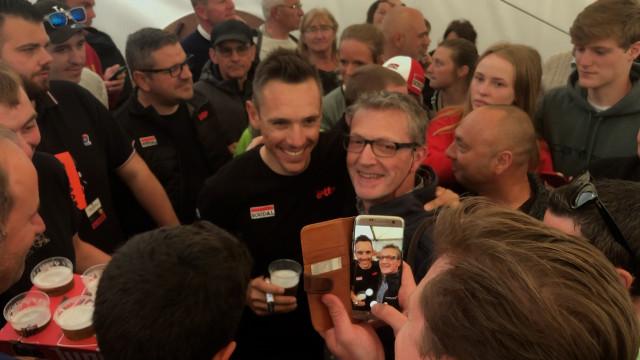 Philippe Gilbert fait la fête avec ses supporters dans la Redoute