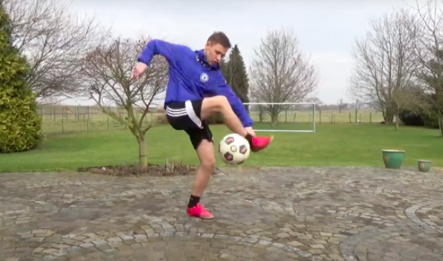 Plus de 100 000 abonnés pour un jeune Youtubeur foot