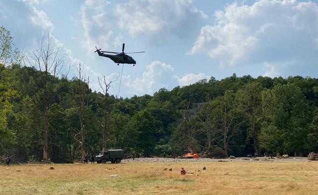 Plus de 90 véhicules doivent être hélitreuillés en Province de Liège