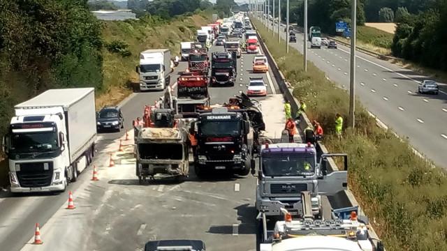 Plusieurs kilomètres de file sur l'E42 suite à l'incendie d'un camion