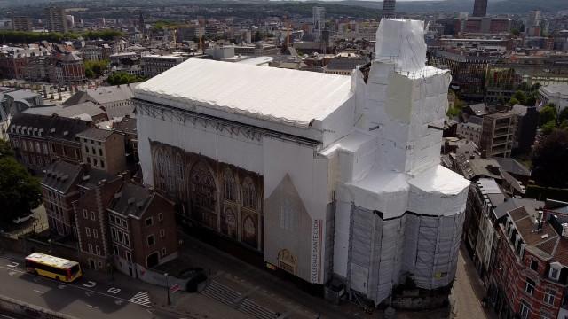 Que se passe-t-il sous la bâche de la collégiale Sainte-Croix ?