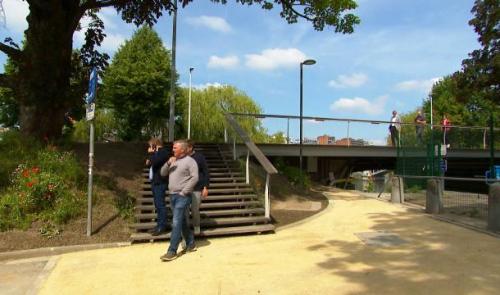 Resa construit une passerelle technique et cyclo-piétonne.