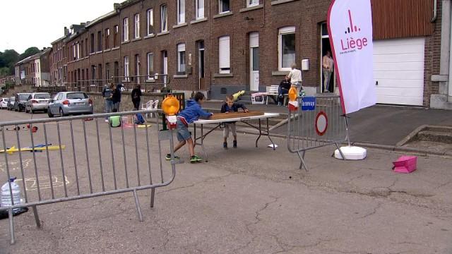 Rue aux enfants : les enfants jouent devant chez eux